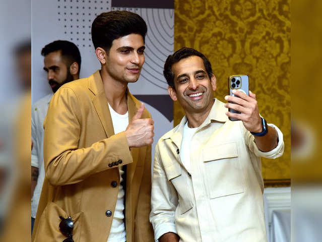 Sumer Juneja clicks selfie with Shubman Gill