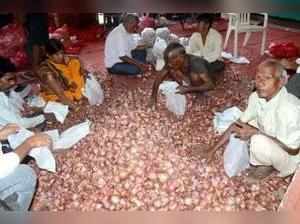 Nafed team visits Pimpalgaon after farmers allege financial irregularities in onion purchase