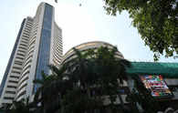 ET Market Watch: Sensex drops 131 pts, Nifty below 25,400. All eyes on Fed rate decision