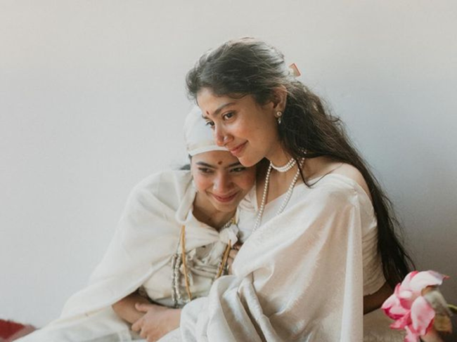 Pooja Kannan and Sai Pallavi (R)