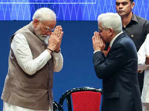 Mumbai, Apr 1 (ANI): Prime Minister Narendra Modi exchanges greetings with Reser...