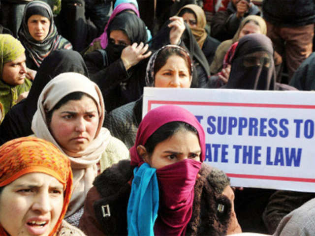 Contractual employees protest in Srinagar