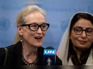 Meryl Streep stands with Afghan women at UN.