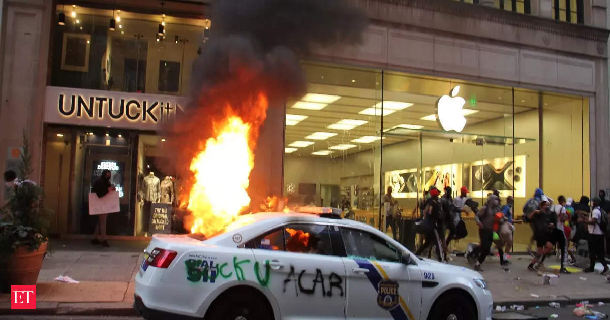 Una turba ataca a los coches de policía en medio de carreras callejeras en Filadelfia, Elon Musk bromea: “parece una escena del Joker”