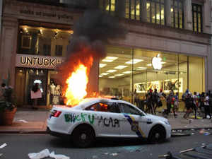 Mob attacks police cars amid Philadelphia street races