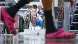 US consumer confidence unexpectedly falls in September