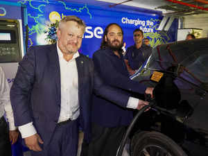 Anant Ambani, Murray Auchincloss inaugurate Jio-bp’s 500th EV-charging station in Mumbai:Image