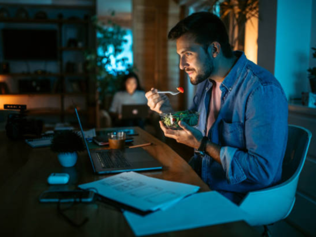 Eating late at night causes weight gain