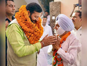 **EDS: IMAGE VIA @NayabSainiBJP** Ladwa: Haryana CM Nayab Saini meets family mem...