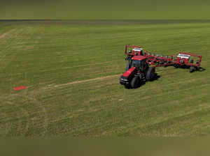 FILE PHOTO: Facing low prices for all crops, U.S. farmers eye soy planting expansion