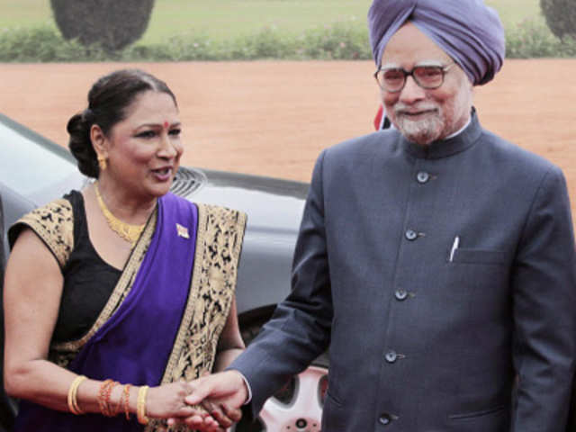 PM shakes hand with Bissessar on her official visit to India