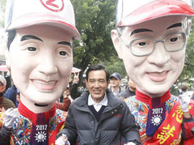 Ma Ying-jeou poses for photographers during a campaign