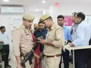 Man threatens to kill self, loots Rs 40 lakh from UP bank