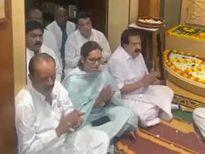 Mahatma Gandhi's great-grandson, Maharashtra Congress leaders pay tribute to Bapu at his residence in Mumbai