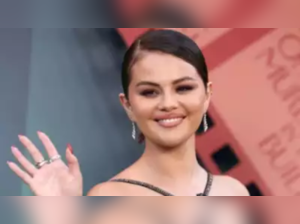 Fans criticize Selena Gomez after her video dancing with a man goes viral, question whether she is still dating Benny Blanco