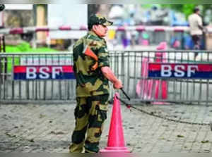 BSF chief reviews preparedness at Bangladesh border