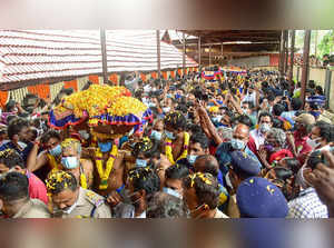 **EDS, RPT CORRECTS DETAILS** Pathanamthitta: Devotees take part in the Thiruvab...