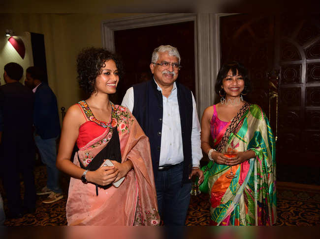 DSC_5379  Sujata Biswas, Suta Nandan Nilekani, Taniya Biswas,Suta (1)