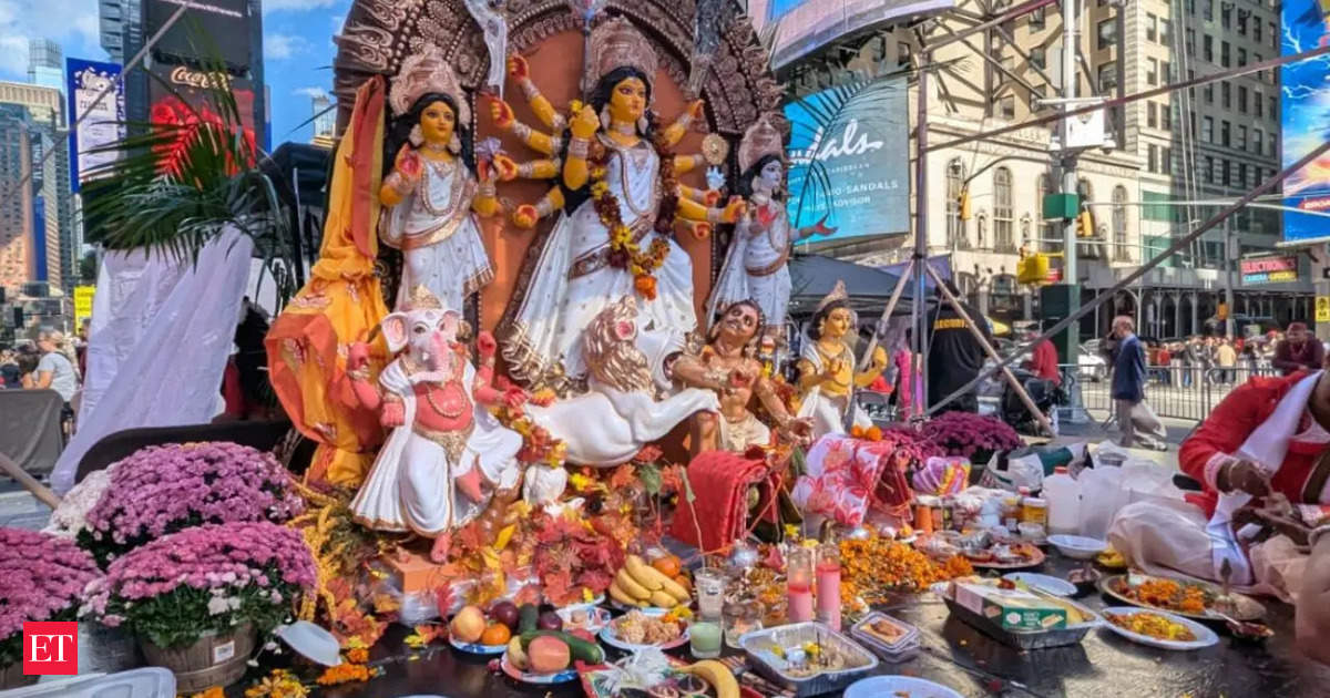 Americans revel in the spirit of the first Durga puja celebrations in New York; Watch viral videos