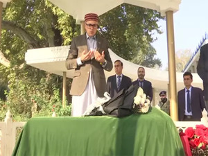 "We have a lot to do," says Omar Abdullah, offers prayers at grave of Sheikh Abdullah ahead of swearing-in