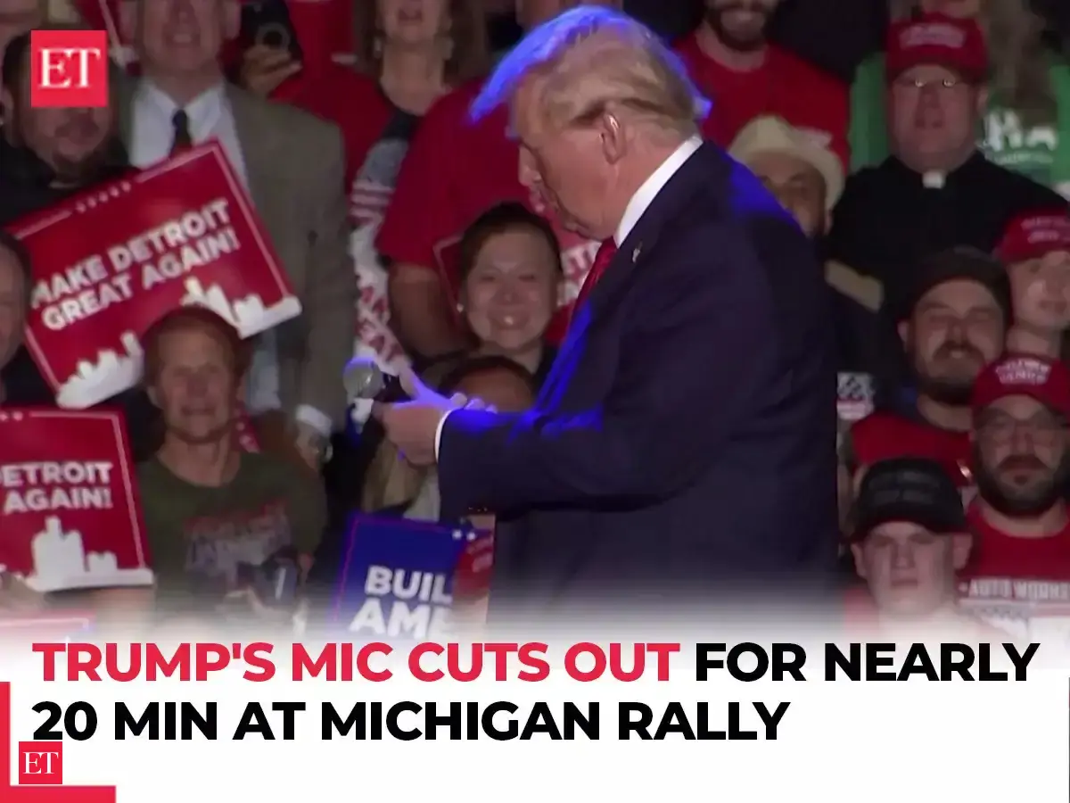 A failed mic leaves Donald Trump pacing the stage in silence during ...