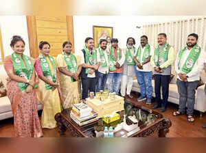 Ranchi:  Jharkhand Chief Minister Hemant Soren and JMM leader Kalpana Soren welc...