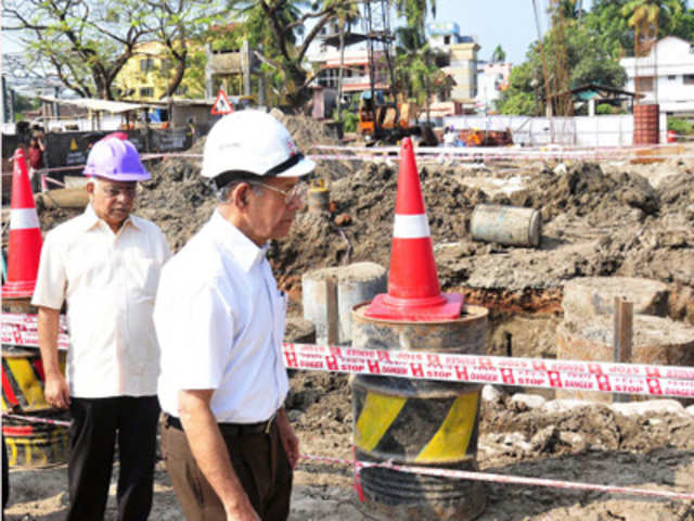 Sreedharan inspecting metro site in Kochi