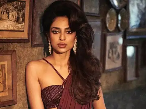 Retro flair in a saree