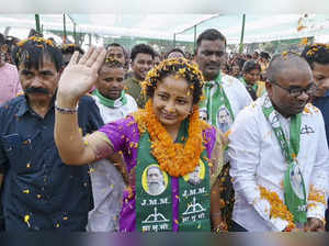 Chatra: Jharkhand Mukti Morcha (JMM) leader Kalpana Soren during an election cam...