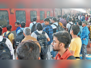 Rush of passengers at Bhubaneswar railway station before cyclone hits state