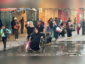 Displaced Palestinians flee Beit Lahiya amid an Israeli military operation in the northern Gaza Strip