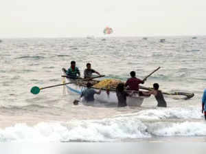 Sri Lankan Navy arrests 12 Tamil Nadu fishermen