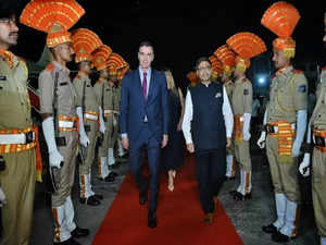 "Bienvenido a India": Spanish President Pedro Sanchez arrives in Vadorara, to meet PM Modi today