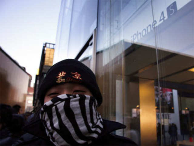 Protest outside Apple store that was pelted with eggs in Beijing