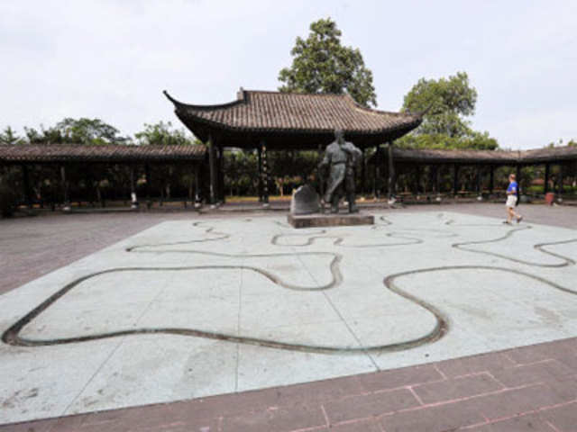 The statue of Liu Yi, designer of drainage system in Ganzhou