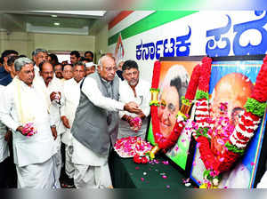 Kharge Rebukes K’taka Cong Leaders for Comments on Free Bus Travel