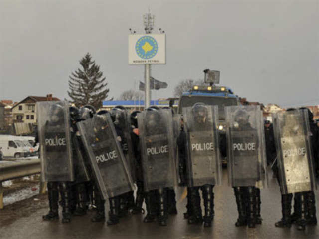 Kosovo police face supporters of Self-Determination