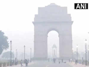 Delhi's air pollution worsens, people say "feels suffocating"