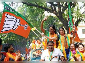 Nagpur, Nov 05 (ANI): Bharatiya Janata Party (BJP) supporters during a roadshow ...