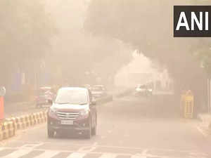 Delhi Pollution: AQI remains in very poor category; smog blankets city reducing visibility