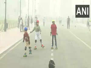 Layer of smog covers Delhi as air quality remains 'very poor' for 10th day post-Diwali