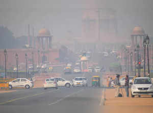 Delhi Shrouded in Smog as AQI Stays ‘Very Poor’ for 15 Days