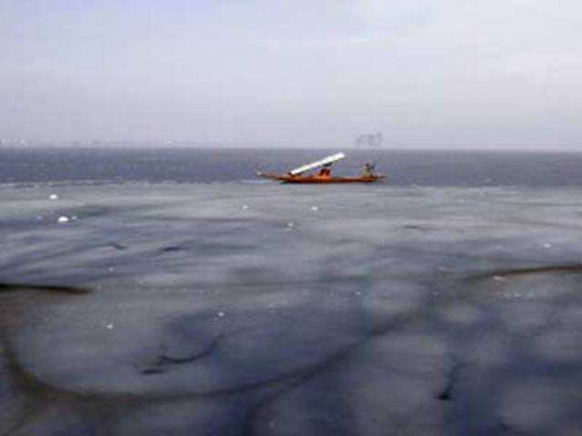 Frozen waters of the Dal Lake