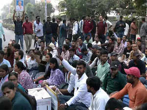 Prayagraj: UPPSC aspirants protest enters its third day demanding "one day, one shift exams"