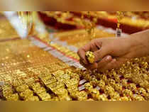 Gold slide continues; tanks Rs 700 to Rs 77,050 per 10 grams