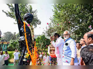 Ranchi, Nov 15 (ANI): Jharkhand Chief Minister Hemant Soren pays  tribute at Sam...