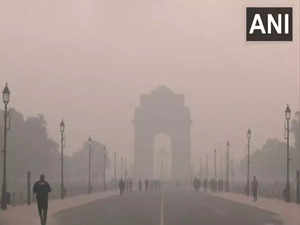 Delhi pollution continues to raise health concerns as smog worsens and air quality remains in 'severe' zone