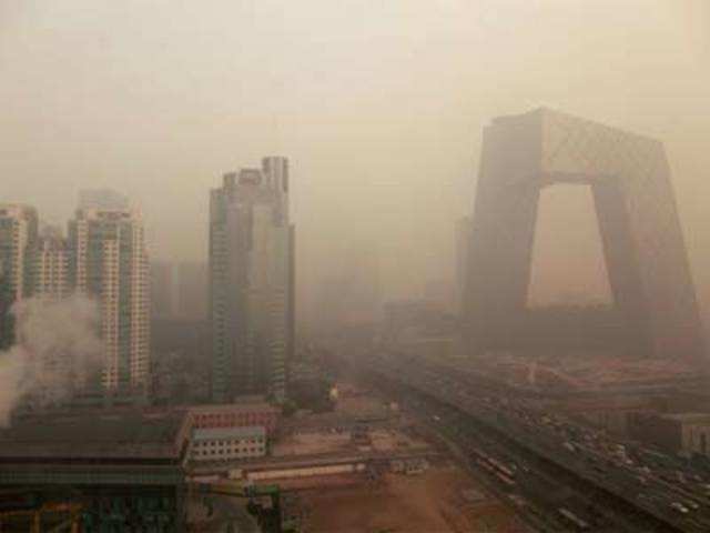 Hazardous pollution surrounds Beijing city