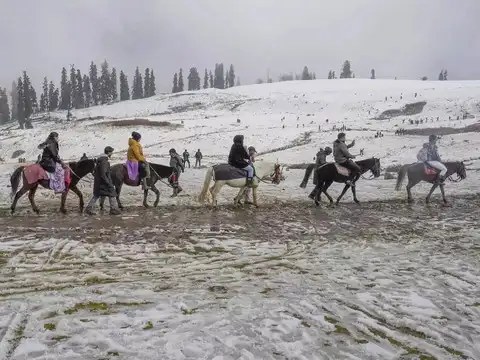 Thrilled tourists in Gulmarg