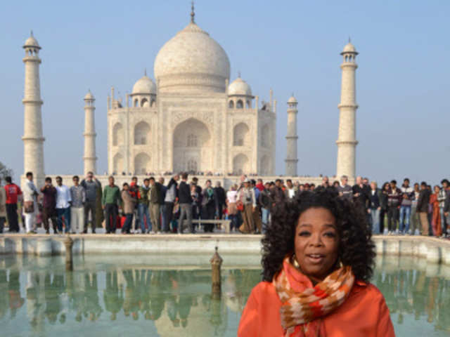 Oprah Winfrey poses in front of the Taj Mahal